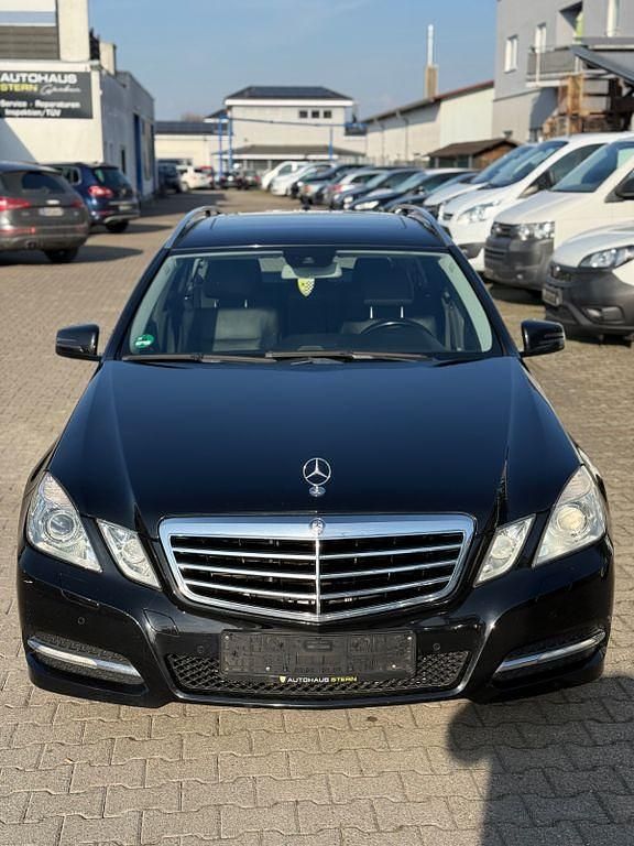 Gebraucht Mercedes E250 Avantgarde 204 PS (150 kW) 2011 Schwarz Kombi