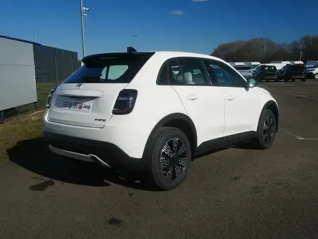 Neu Fiat 600 Icon 110 PS (80 kW) 2026 Gelato weiss SUV