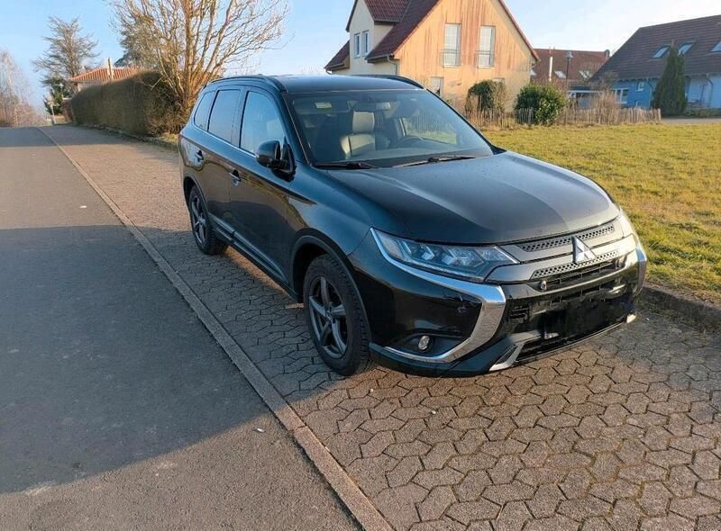 Schwarz Gebraucht 2019 Mitsubishi Outlander Active SUV | 19.900 € (Fairer Preis) - Bild 1/4