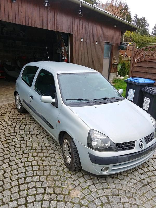 Gebraucht Renault Clio II 75 PS (55 kW) 2002 Silber Kleinwagen