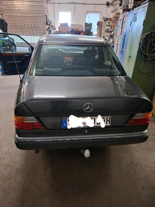 Gebraucht Mercedes E230 1991 Schwarz Limousine