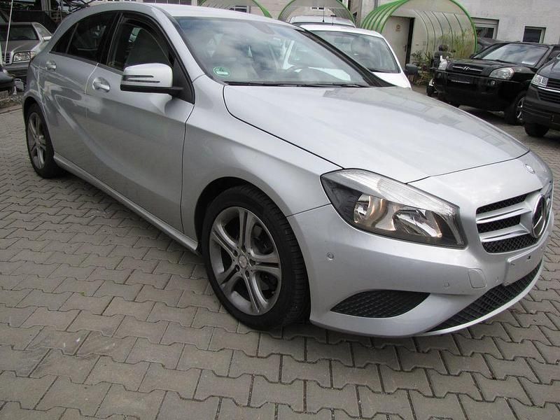 Silber Gebraucht 2014 Mercedes 180 Limousine | 9.600 € (Guter Preis) - Bild 1/4