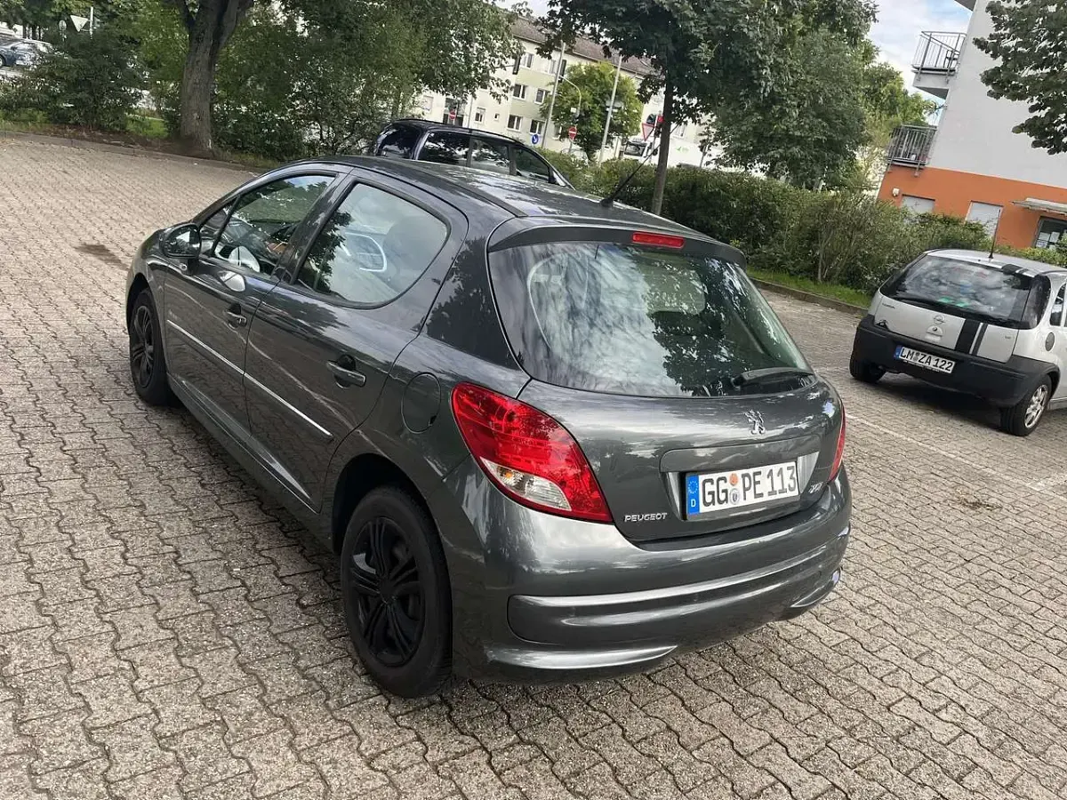 Gebraucht Peugeot 207 Forever 92 PS (67 kW) 2012 Grau Kleinwagen