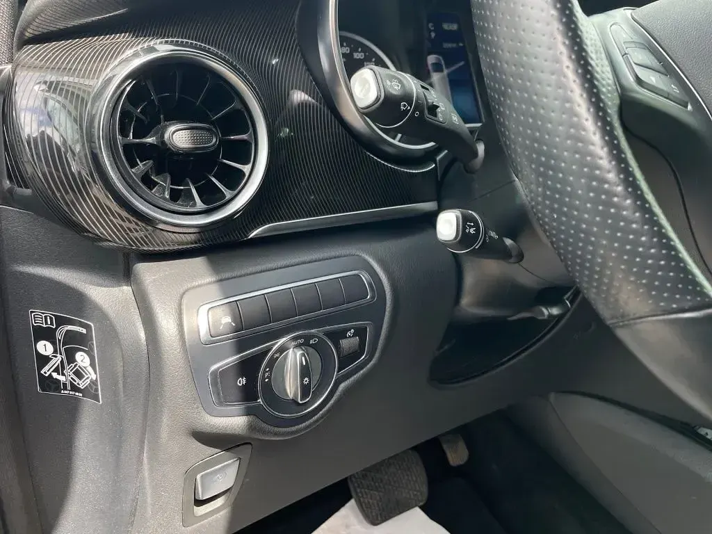 Gebraucht Mercedes EQV300 150 kW (204 PS) 2021 Weiß Van / Kleinbus