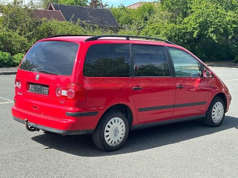 Second-hand VW Sharan Basis 116 CP (85 kW) 2004 Roșu Monovolum