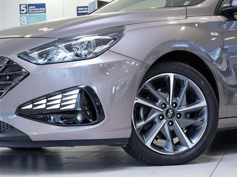 Gebraucht Hyundai i30 Trend 120 PS (88 kW) 2022 Silky bronze / met Limousine