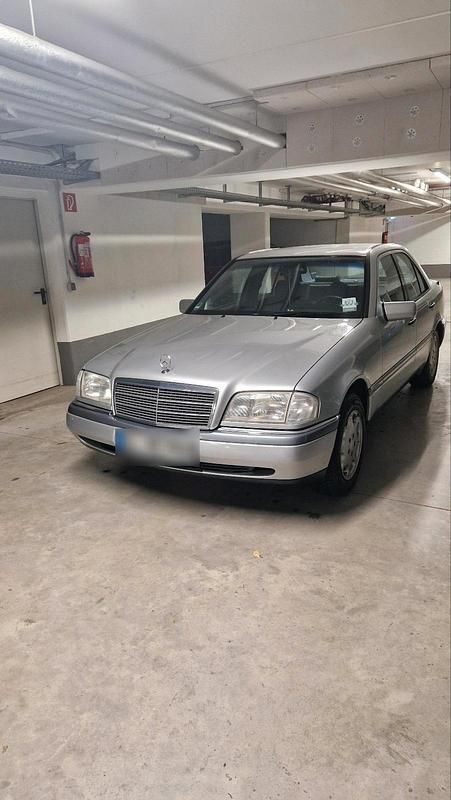Silber Gebraucht 1995 Mercedes C180 Limousine | 3.300 € - Bild 1/4