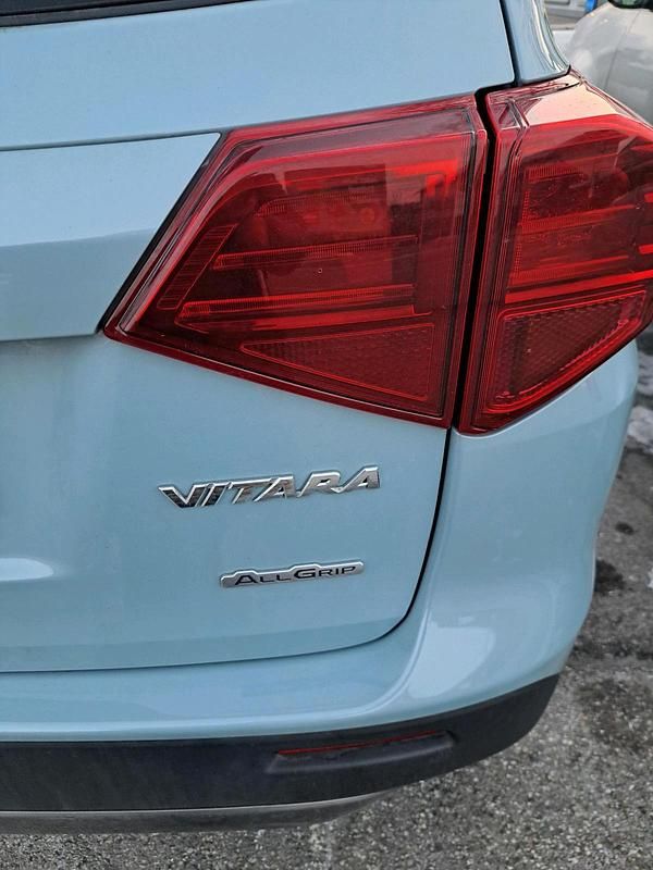 Gebraucht Suzuki Vitara 82 PS (60 kW) 2018 Blau Limousine