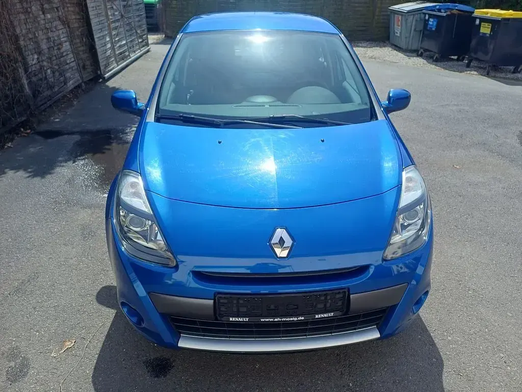 Używany Renault Clio II Expression 75 KM (55 kW) 2010 Niebieski Sedan/Limuzyna