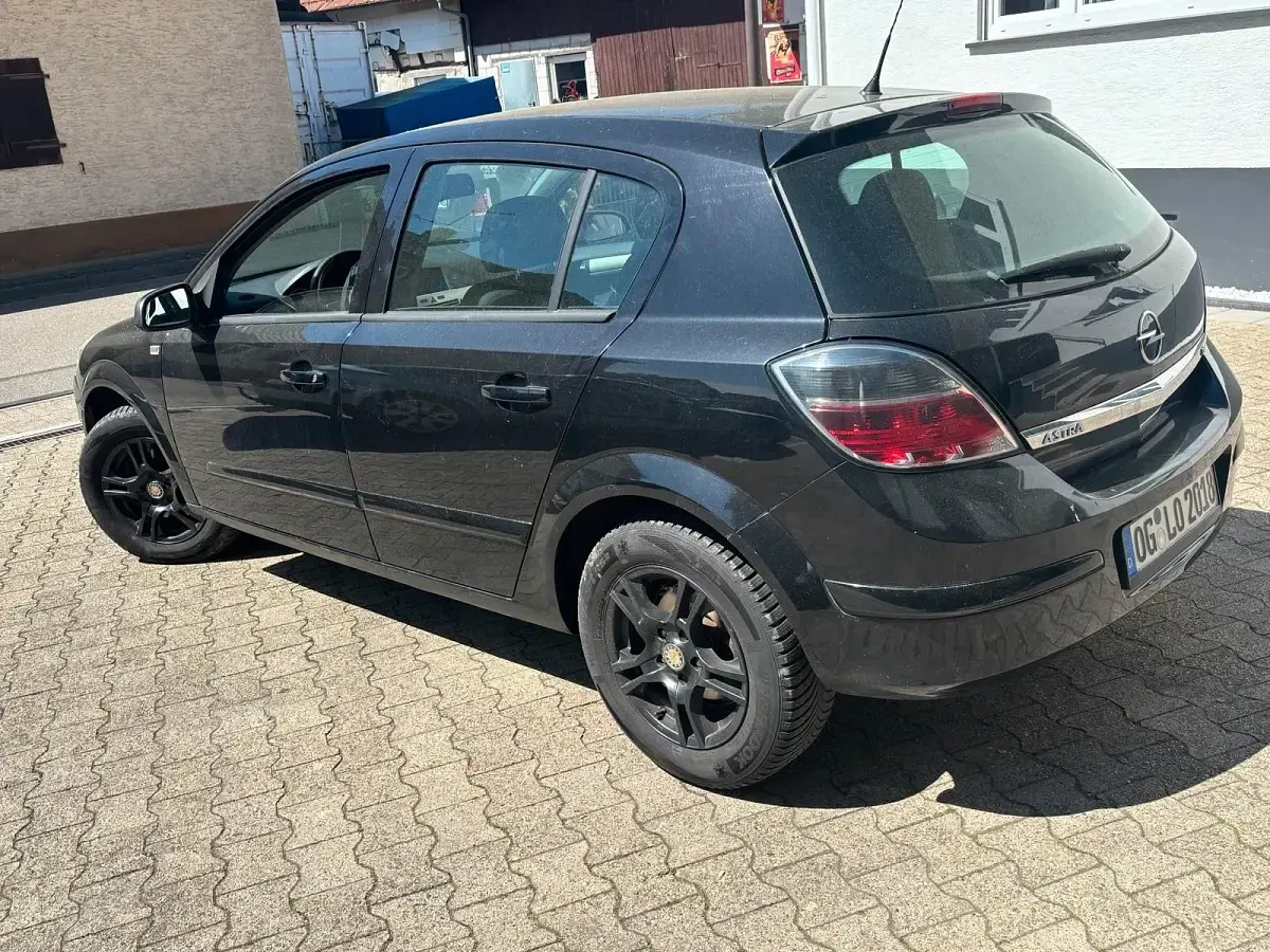 Gebraucht Opel Astra 115 PS (84 kW) 2008 Schwarz Kleinwagen