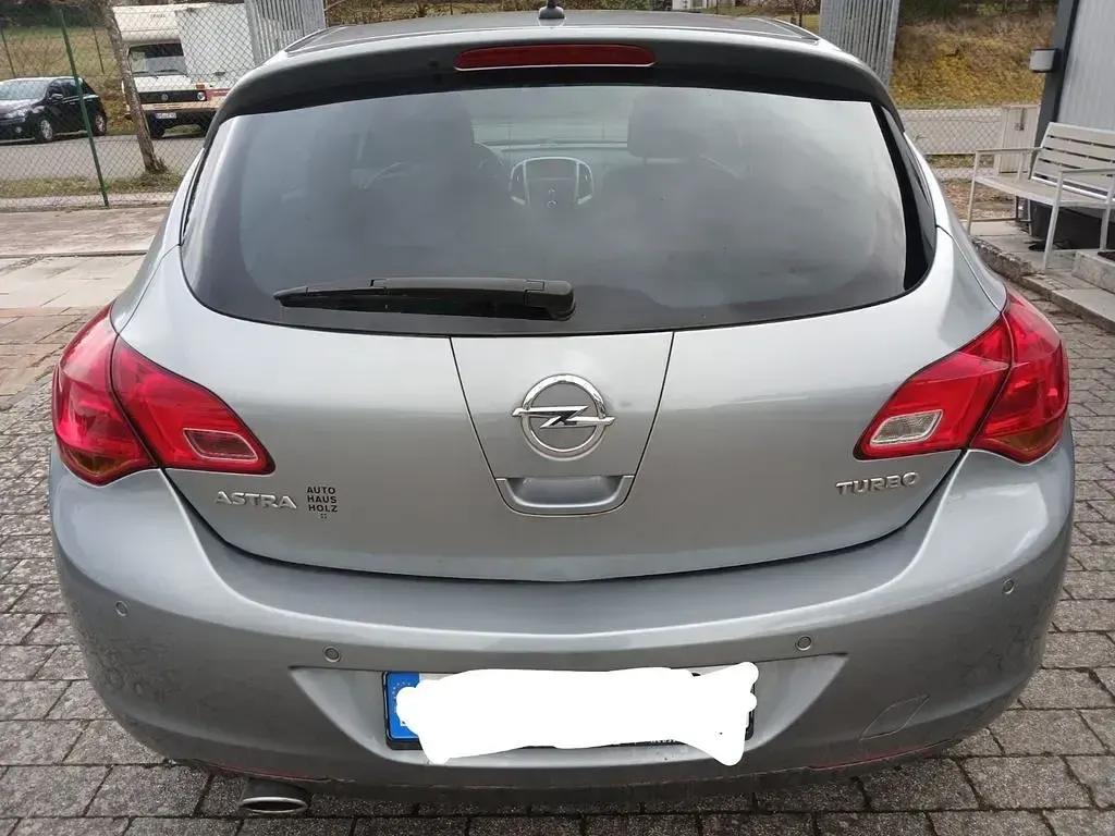Usata Opel Astra 140 CV (102 kW) 2012 Argento Berlina