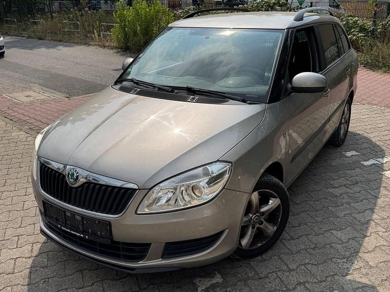 Beige Gebraucht 2012 Skoda Fabia Family Kleinwagen | 3.555 € (Fairer Preis) - Bild 1/4