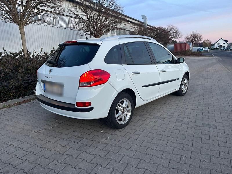 Gebraucht Renault Clio GrandTour Dynamique 101 PS (74 kW) 2008 Weiß Kombi