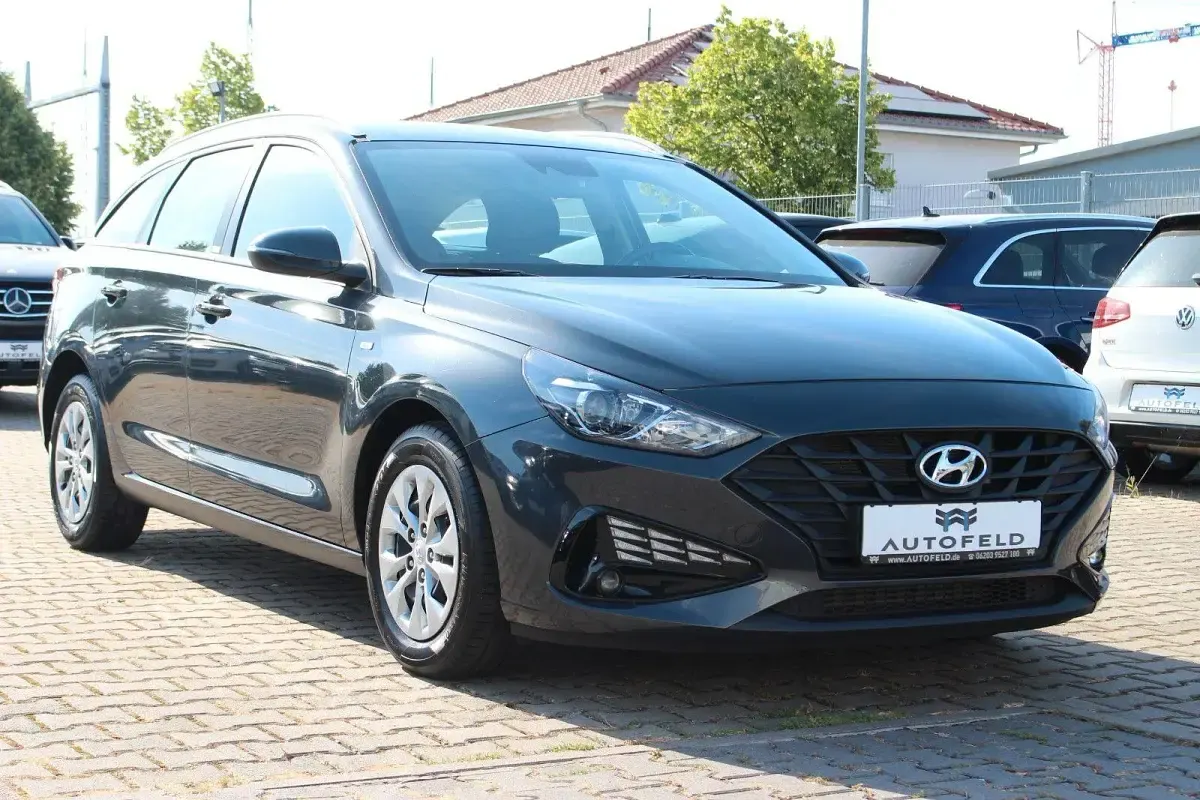 Gebraucht Hyundai i30 Select 120 PS (88 kW) 2020 Grau Kombi