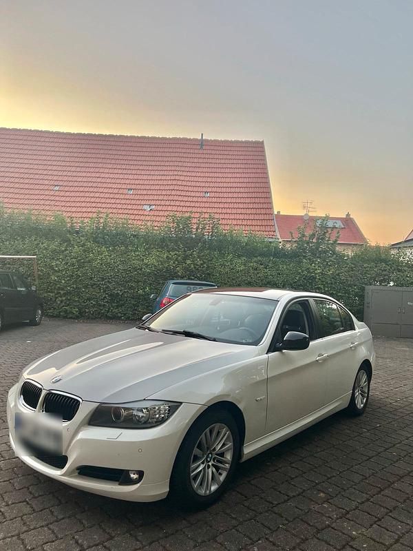 Weiß Gebraucht 2009 BMW 320 Limousine | 8.800 € (Teuer) - Bild 1/4