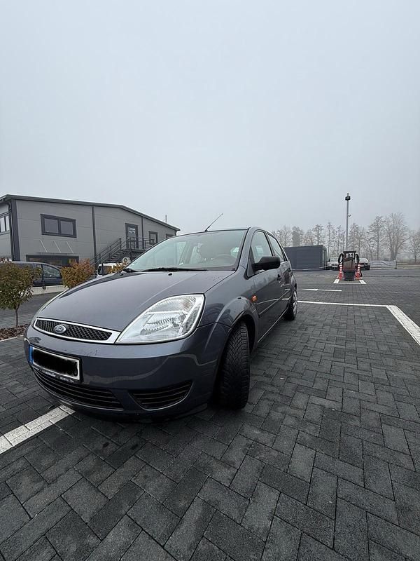 Gebraucht Ford Fiesta 69 PS (50 kW) 2005 Grau Kleinwagen