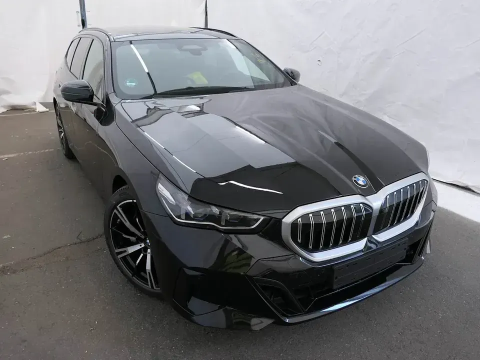 Gebraucht BMW 540 M Sport 303 PS (222 kW) 2025 Saphirschwarz Kombi
