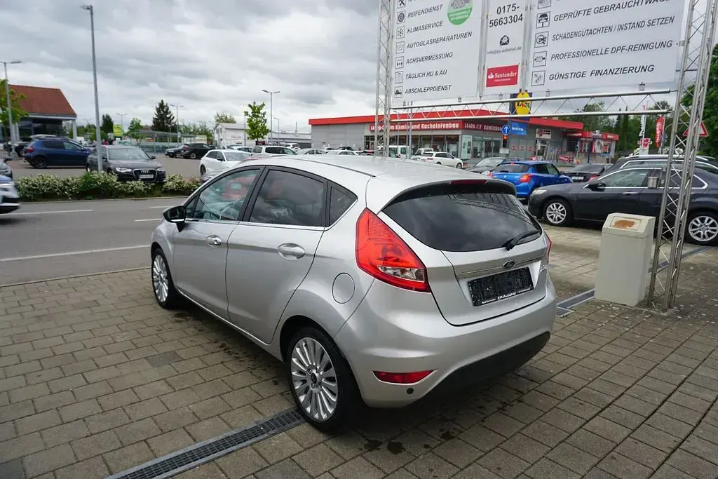 Gebraucht Ford Fiesta Titanium 82 PS (60 kW) 2009 Silber Limousine