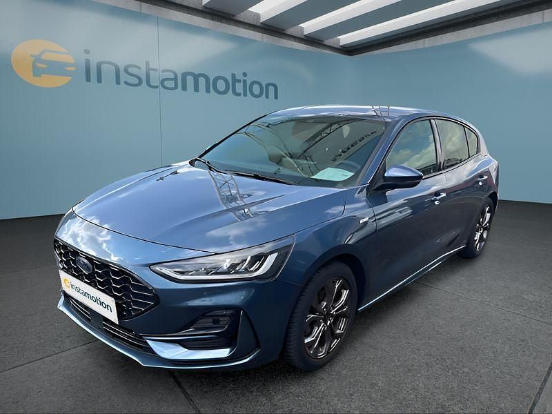 Blau Gebraucht 2023 Ford Focus ST-Line Limousine | 22.299 € (Fairer Preis) - Bild 1/4