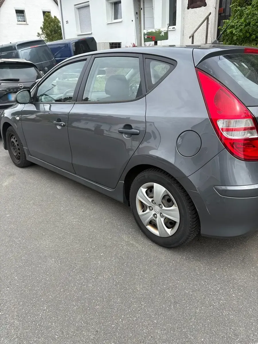 Gebraucht Hyundai i30 90 PS (66 kW) 2010 Grau Kleinwagen