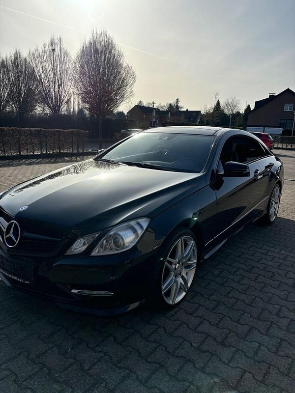Gebraucht Mercedes E500 Elegance 408 PS (300 kW) 2011 Schwarz Coupé