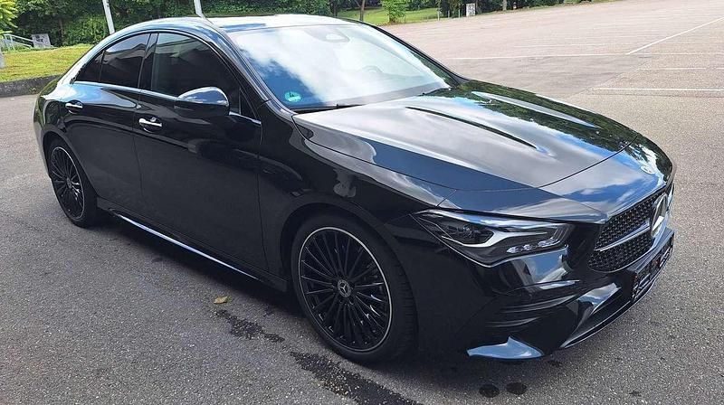 Schwarz Gebraucht 2025 Mercedes CLA200 AMG line Coupé | 36.750 € (Fairer Preis) - Bild 1/4