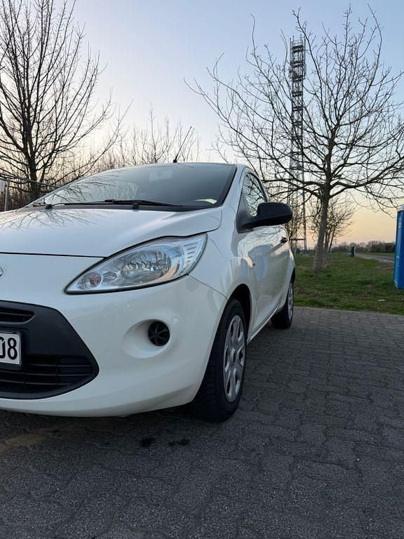 Gebraucht Ford Ka Trend 69 PS (50 kW) 2015 Weiß Kleinwagen