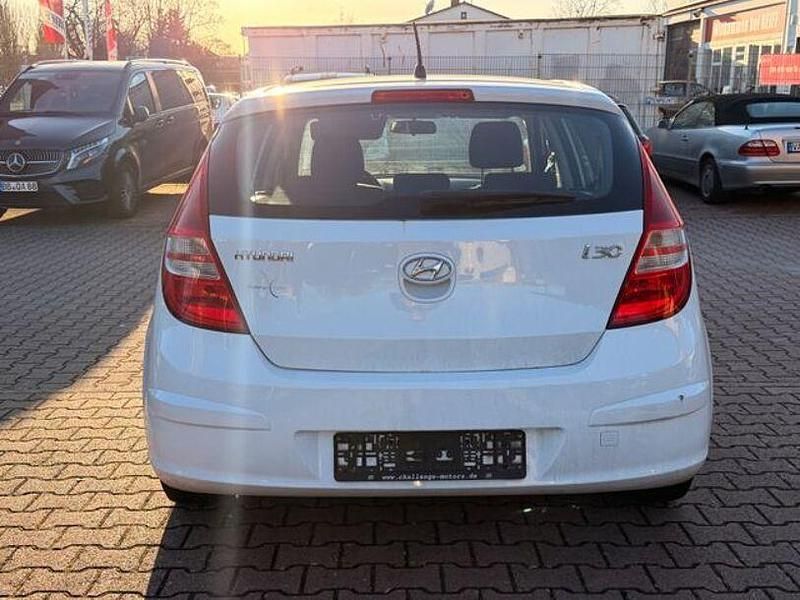 Gebraucht Hyundai i30 109 PS (80 kW) 2009 Weiß Limousine