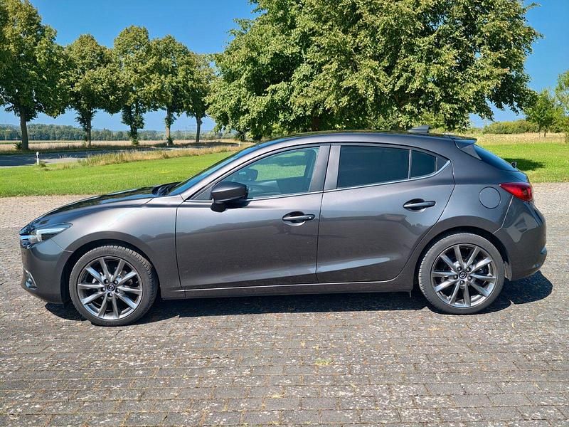 Grau Gebraucht 2017 Mazda 3 Sports-Line Limousine | 15.800 € (Fairer Preis) - Bild 1/4