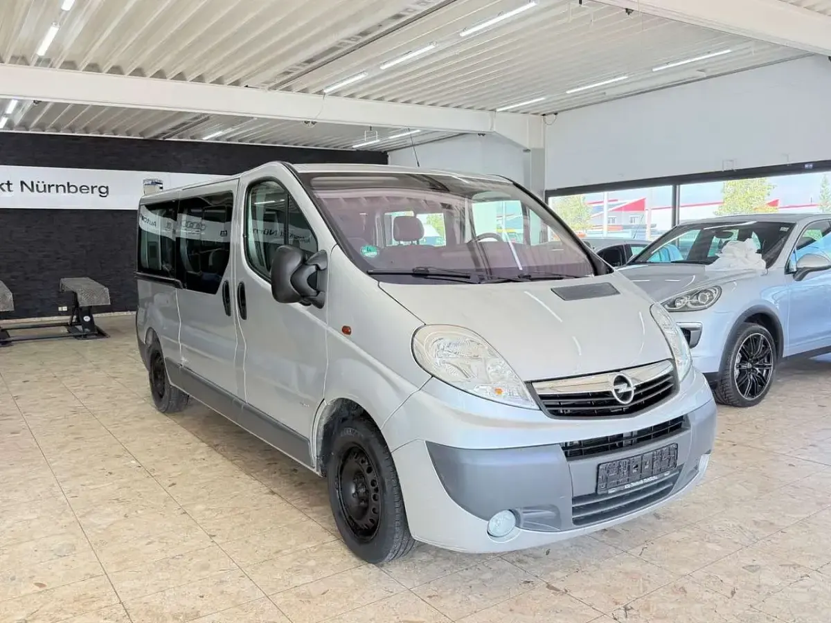 Gebraucht Opel Vivaro 114 PS (83 kW) 2007 Starsilber m2 Van / Kleinbus