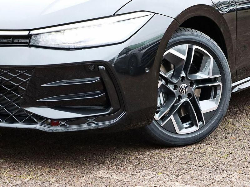 Gebraucht VW Passat R-line 272 PS (200 kW) 2025 Grenadillschwarz metallic Kombi