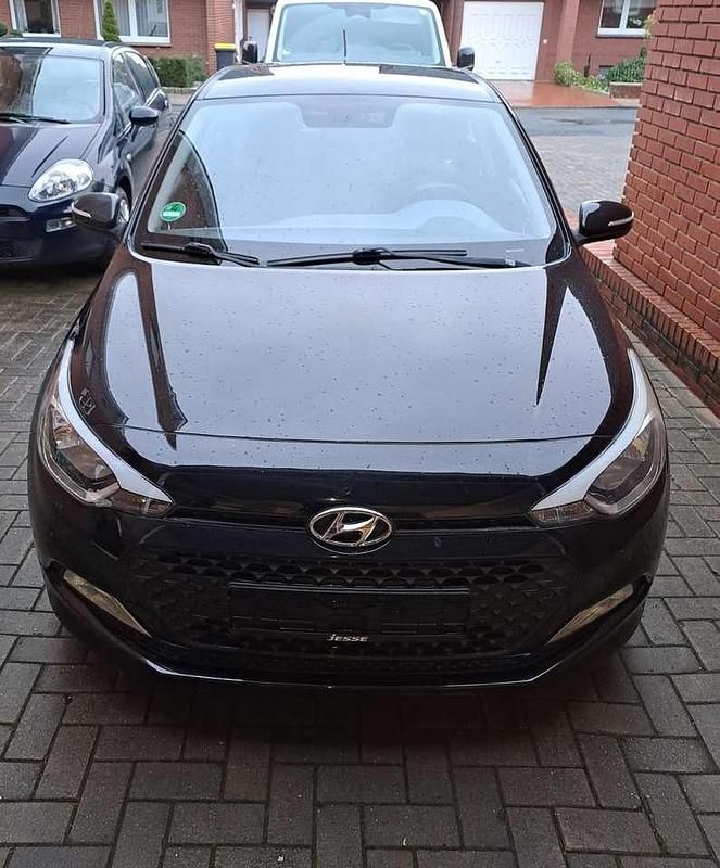 Schwarz Gebraucht 2016 Hyundai i20 Active Kleinwagen | 6.450 € (Fairer Preis) - Bild 1/4