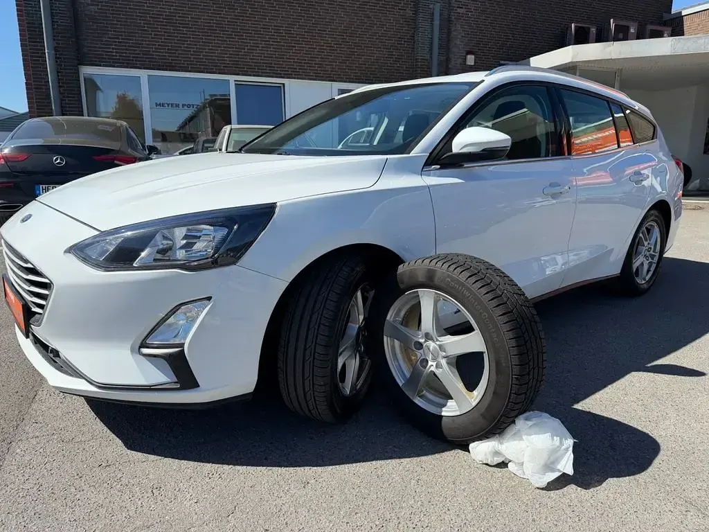 Używany Ford Focus Cool & Connect 120 KM (88 kW) 2022 Biały Sedan/Limuzyna