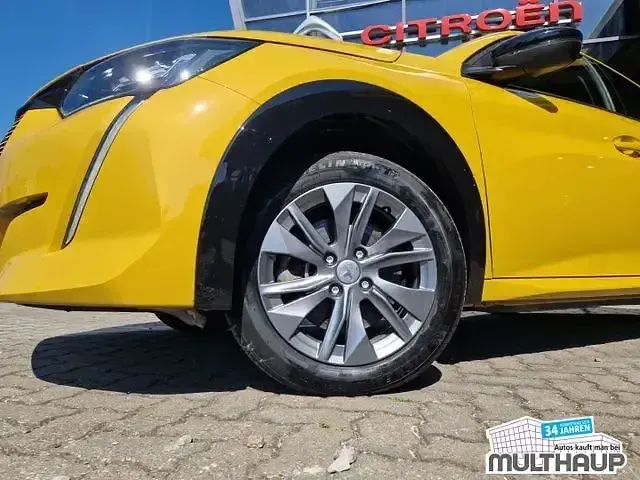 Gebraucht Peugeot e-208 Allure 100 kW (136 PS) 2023 Gelb Kleinwagen