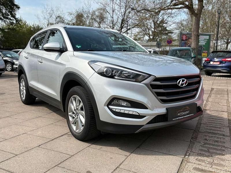 Gebraucht Hyundai Tucson Intro Edition 177 PS (130 kW) 2016 Platinum silver / mic SUV