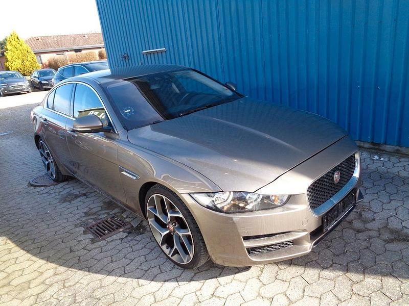 Gebraucht Jaguar XE Pure 200 PS (147 kW) 2015 Grau Limousine