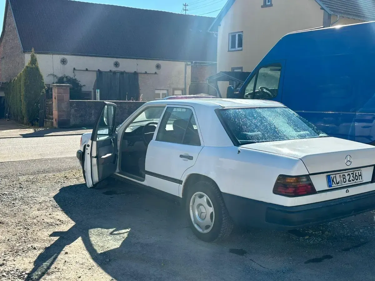 Gebraucht Mercedes 300 110 PS (80 kW) 1984 Weiß Limousine