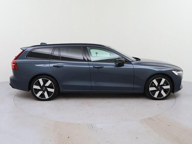 Gebraucht Volvo V60 Plus 398 PS (292 kW) 2025 Blau Kombi