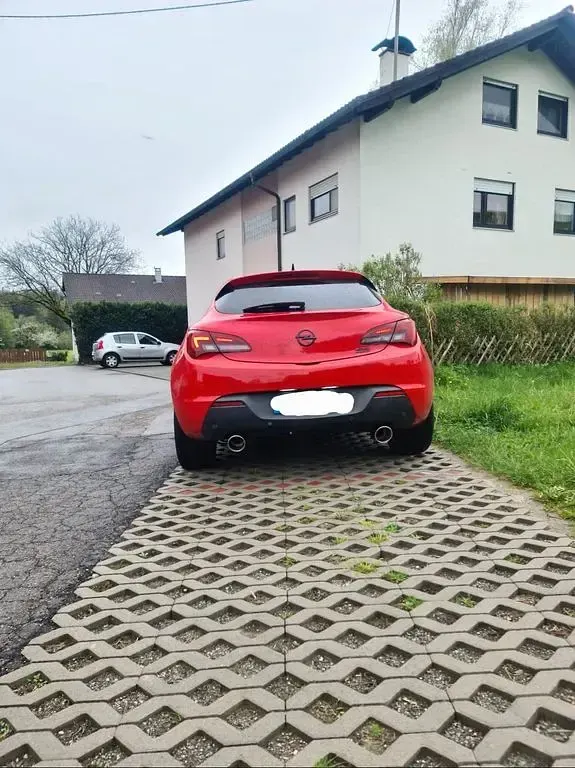 Gebraucht Opel Astra GTC Edition 165 PS (121 kW) 2012 Rot Limousine