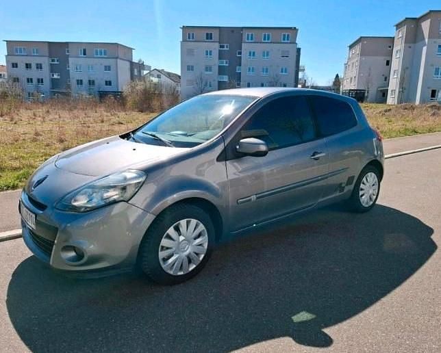 Grau Gebraucht 2010 Renault Clio III Kleinwagen | 2.899 € (Teuer) - Bild 1/4