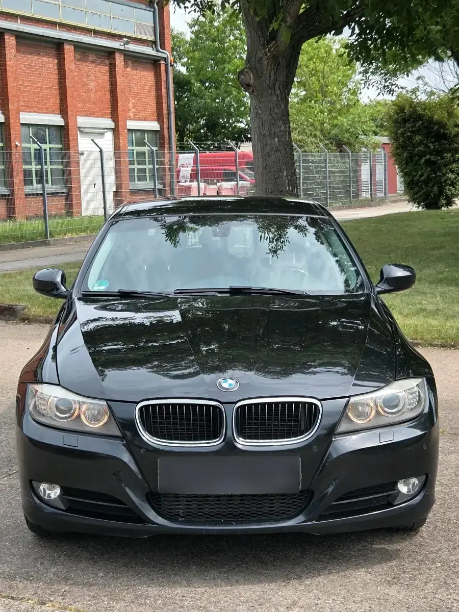 Gebraucht BMW 320 184 PS (135 kW) 2010 Schwarz Kombi