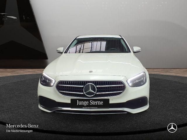 Weiß Gebraucht 2023 Mercedes E200 Avantgarde Limousine | 38.490 € (Fairer Preis) - Bild 1/4