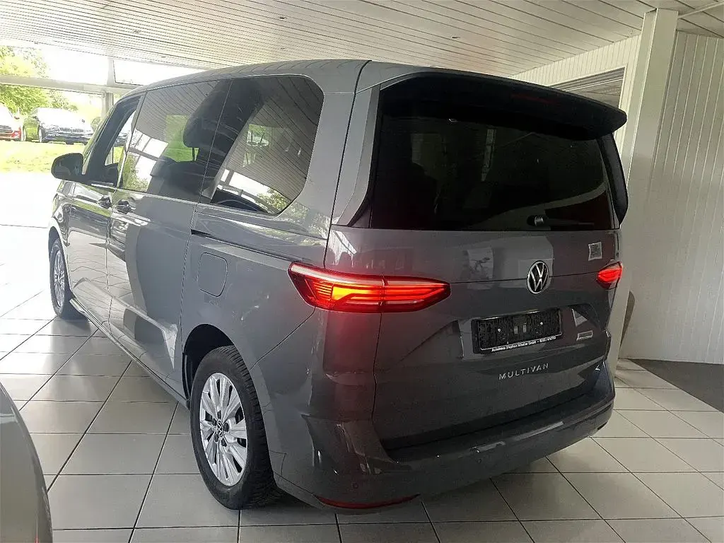 Gebraucht VW Multivan 150 PS (110 kW) 2022 Grau Van / Kleinbus