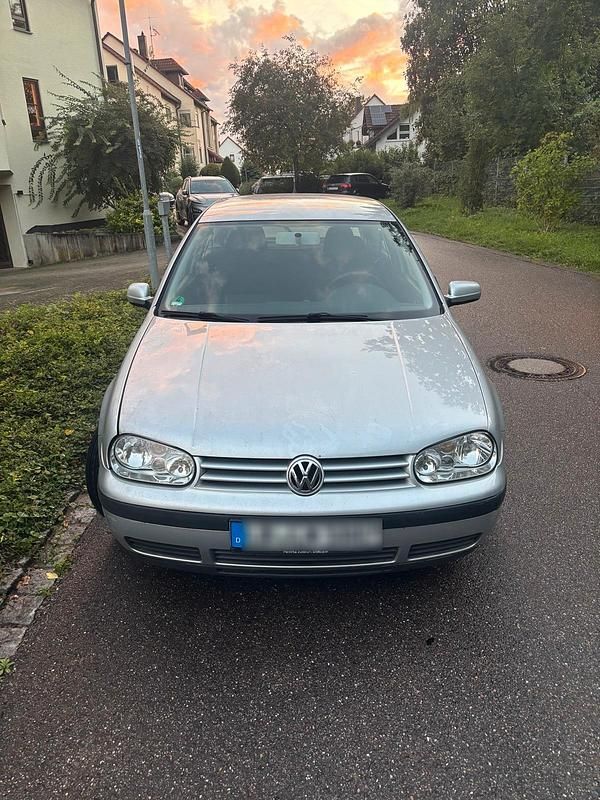 Grau Gebraucht 2001 VW Golf IV Kleinwagen | 590 € (Guter Preis) - Bild 1/4