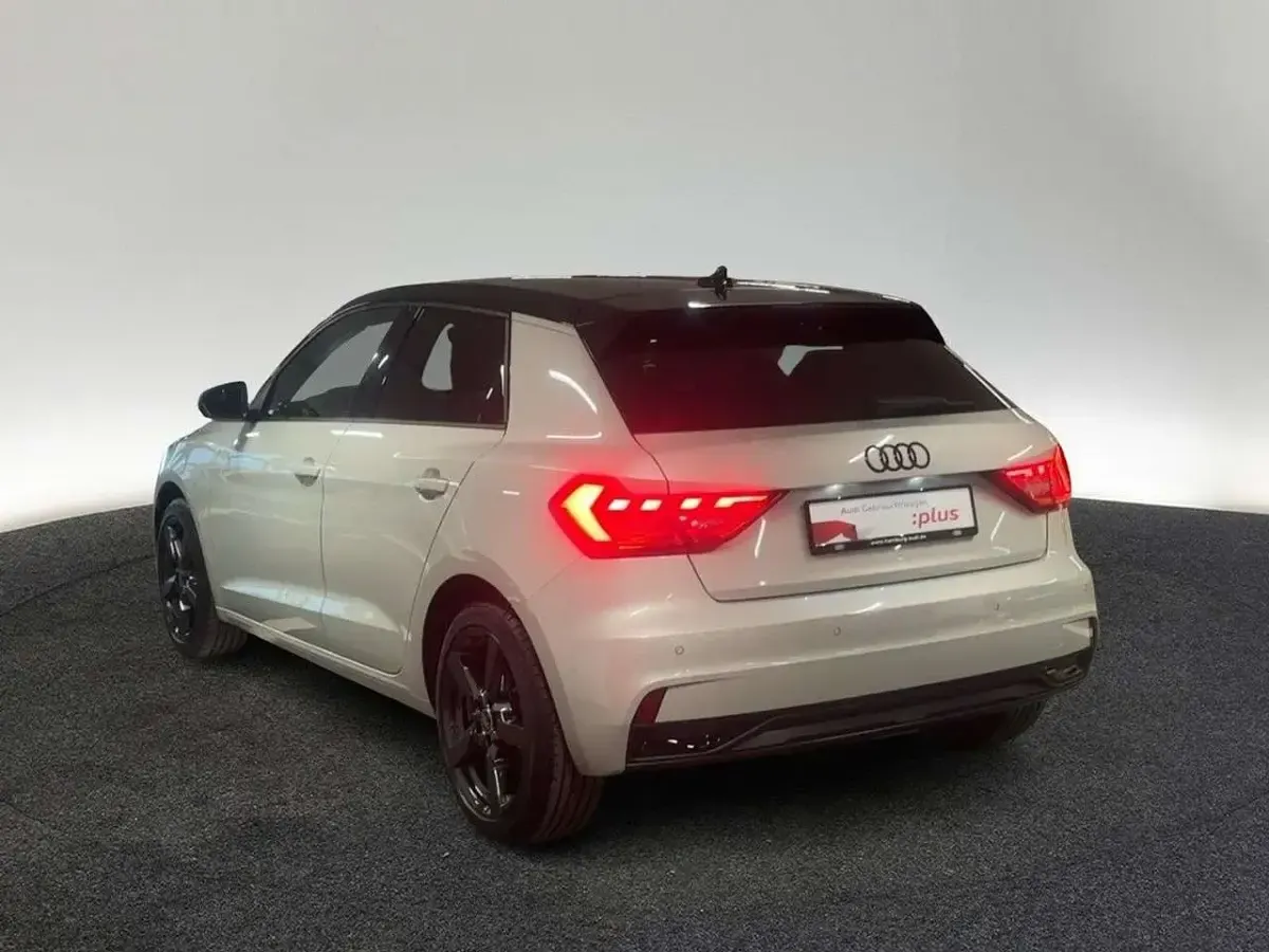 Neu Audi A1 Advanced 95 PS (69 kW) 2025 N8 tausilber metallic SUV