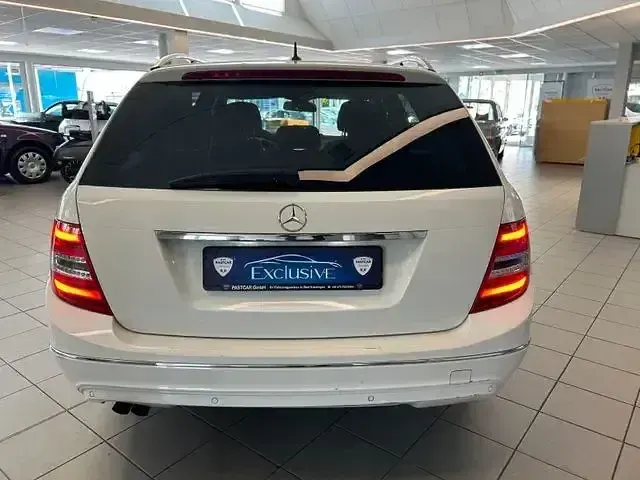 Gebraucht Mercedes C180 156 PS (114 kW) 2011 Weiß Kombi