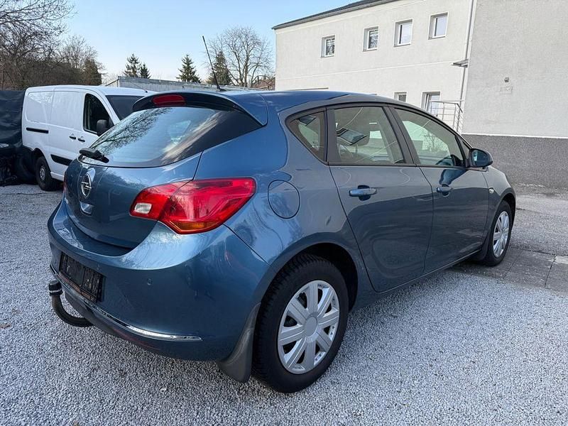 Gebraucht Opel Astra Edition 116 PS (85 kW) 2013 Blau Limousine