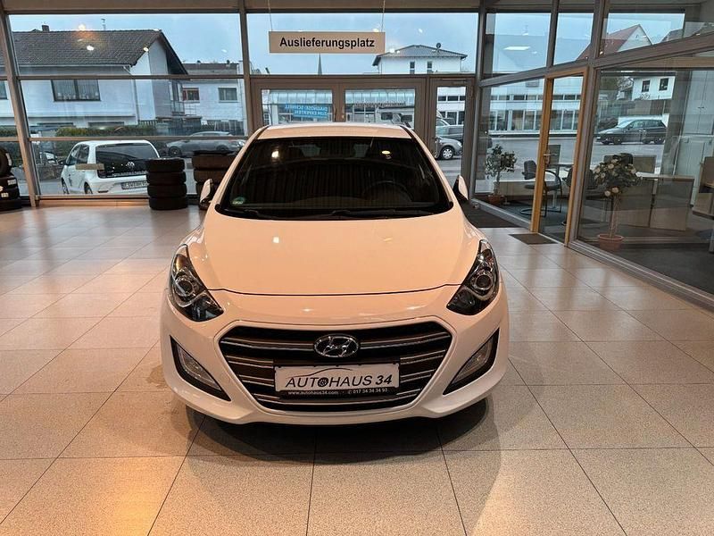 Gebraucht Hyundai i30 GO! 101 PS (74 kW) 2016 Weiß Limousine