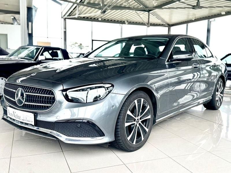 Grau Gebraucht 2023 Mercedes E200 Avantgarde Limousine | 34.900 € (Fairer Preis) - Bild 1/4