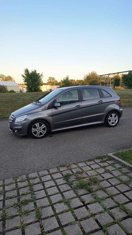 Gebraucht Mercedes B180 109 PS (80 kW) 2010 Grau Van / Kleinbus